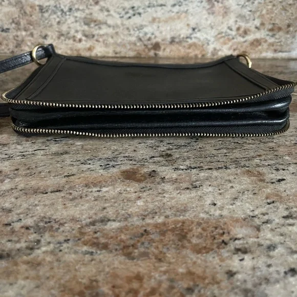 Ralph Lauren genuine leather cross body bag. - Picture 8 of 10